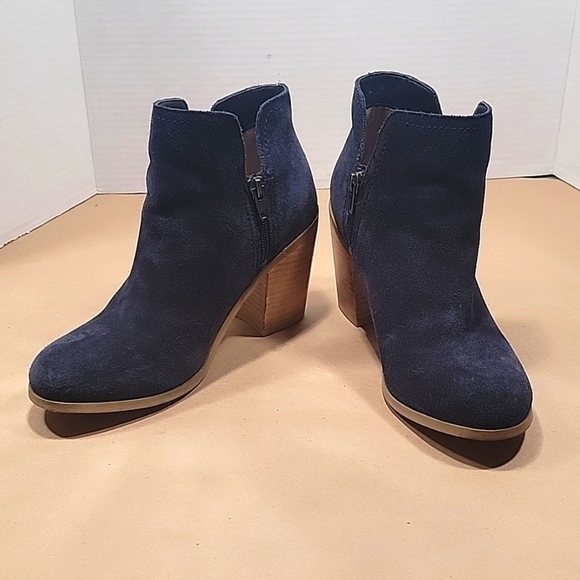 Reaction by Kenneth Cole "Kite Fly" Navy Blue Suede Booties, Size 8 - Picture 1 of 8